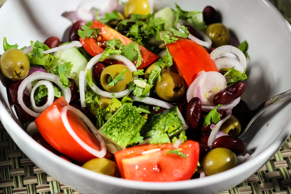 Рецепт салата без масла. Овощной салат. Свежий овощной салат. Овощной салат с оливками. Салат с оливковым маслом.